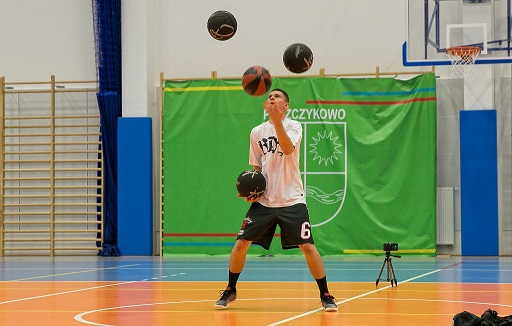 Damian Olejniczak - freestyler koszykarski 