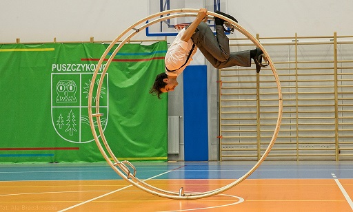 Julian Waglewski - akrobatyka w kole German wheel