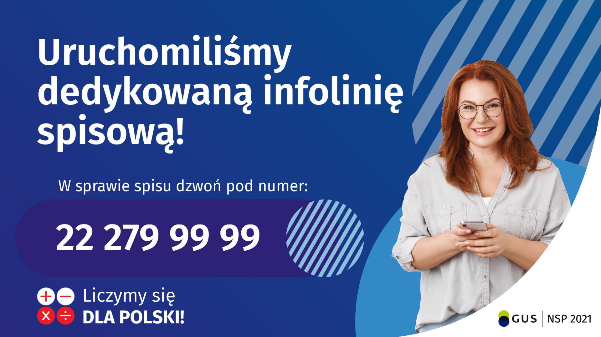 Granatowe tło. Kobieta w jasnej bluzce trzyma telefon.